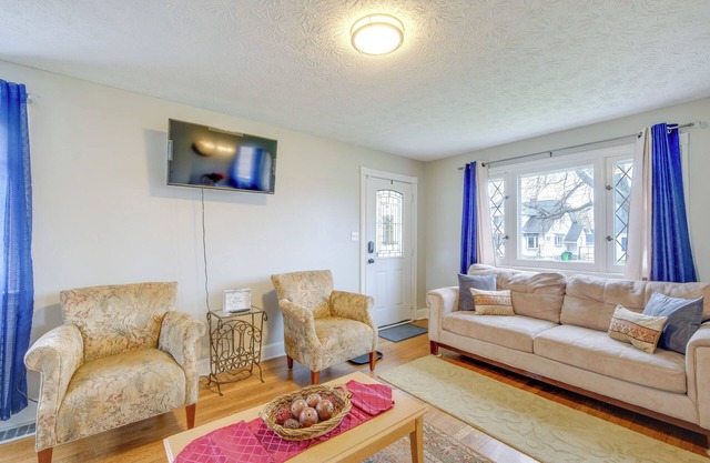 Inviting Vacation Home: 2 Mi to Mill Creek Falls!