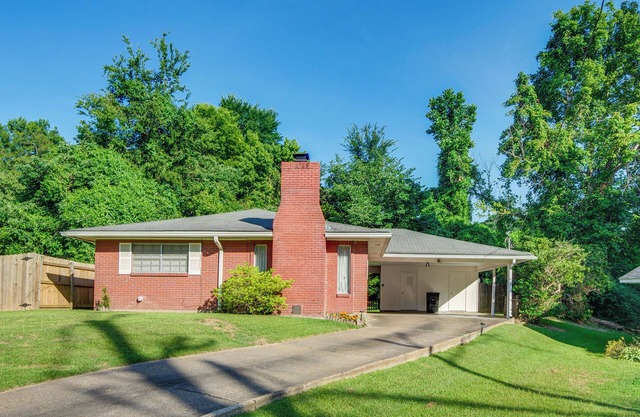 Inviting Vicksburg Home w/Patio + Charcoal Grill!