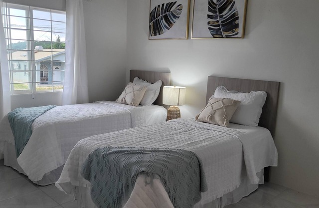 Irie Rock 4 mins to the beach Cosy 2 bed with Modern Comforts in Discovery Bay