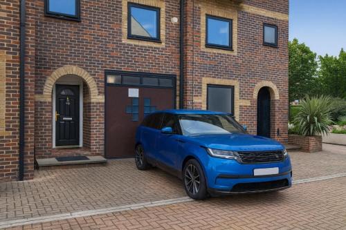 Iron House - Sleeps 11 - For Contractors & Families - Private Parking - Near Canary Wharf, ExCel, O2 & City AirPort