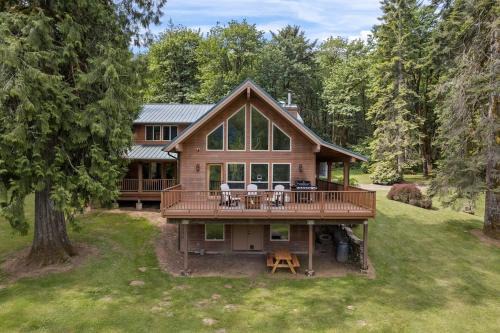 Iron Mountain - Spacious Secluded Lodge with Hot Tub & Game Room