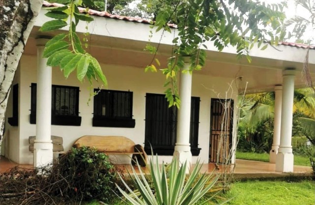 Isla Palo Seco Pool home, 3-bedroom house with AC & Wi-Fi in Parrita
