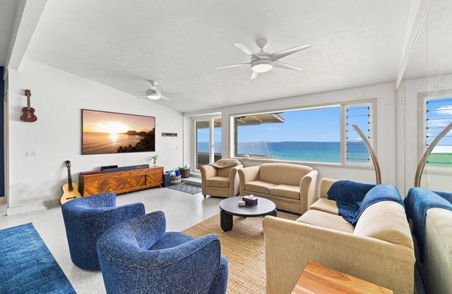 Island Bungalow with Private Beach, AC, Parking, WIFI, King Beds.