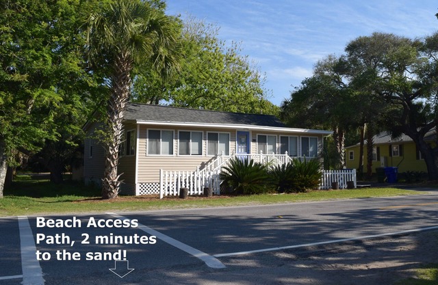 Island Center! 2–5-minute walk to beach & town! Sleeps 6 w/5 beds! Read Reviews!