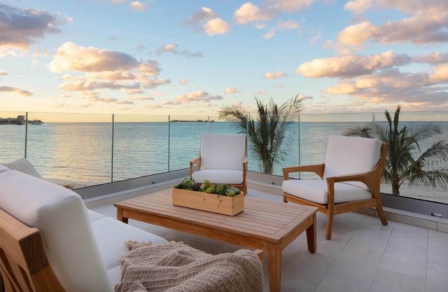 Island Escape: Spacious 2-bedroom villa in Nassau with WiFi, fitness room, AC