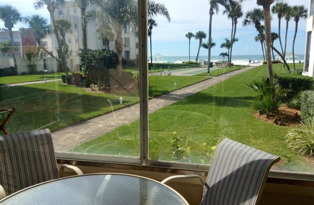 Island House Beach Resort 10N apts