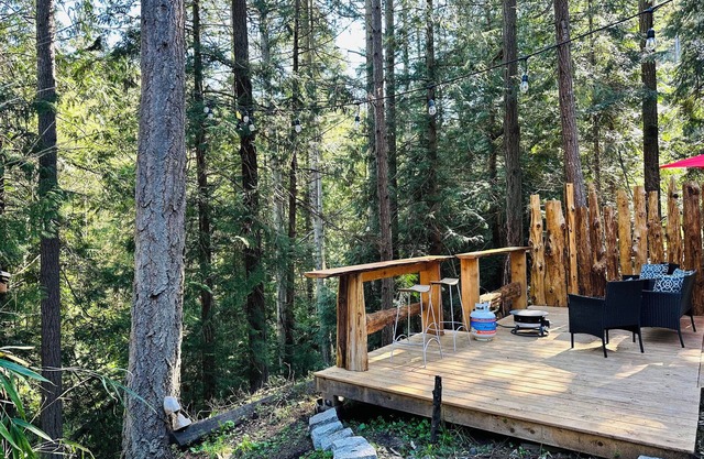 Island paradise with private hot tub - pet friendly & breakfast included!