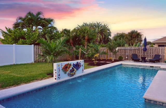 Island Vibes Beach House~ 4 min. Walk 2 Beach Heated Pool King Beds