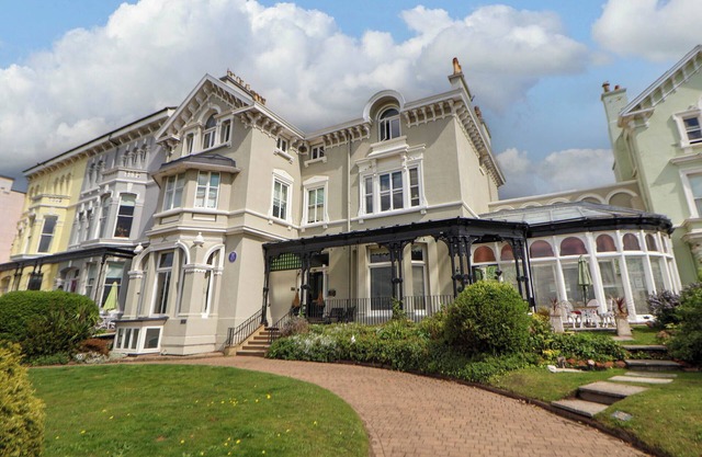ISMAY LOUNGE APARTMENT- TITANIC INTEREST in Waterloo, Merseyside