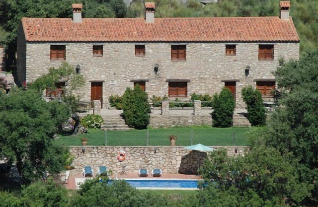 Isolated rural house with private pool, garden, terrace and barbecue.