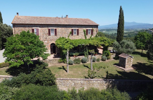 Beautiful Tuscan Villa with Large Pool, Stunning Views and Experienced Staff