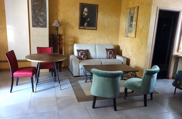 Italian-style apartment and garden in the heart of Amboise.