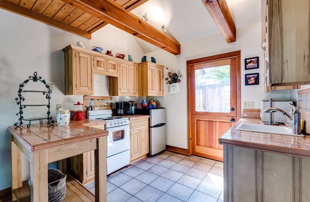 Italian Villa Guest Home 3 Miles to UO & Autzen Near Wine Country