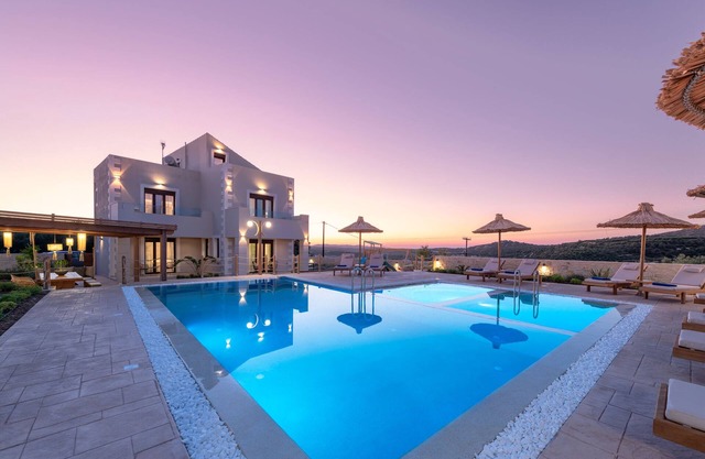 Ivoni Villa, an Iconic Summer Retreat! Child friendly Villa, Outdoor Playground!