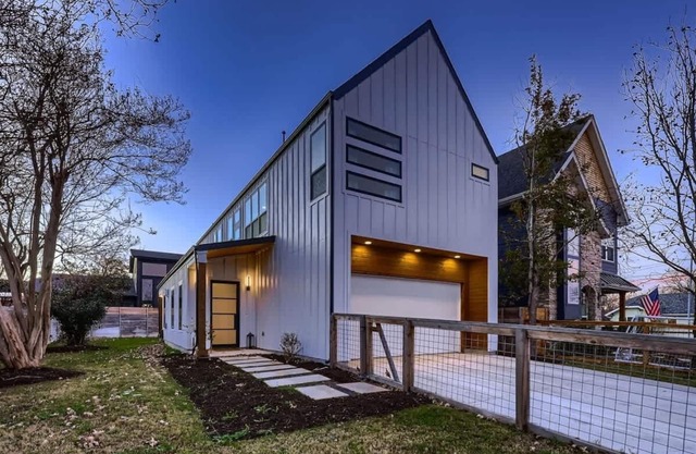 Ivory Farmhouse. New, Modern, Downtown Georgetown