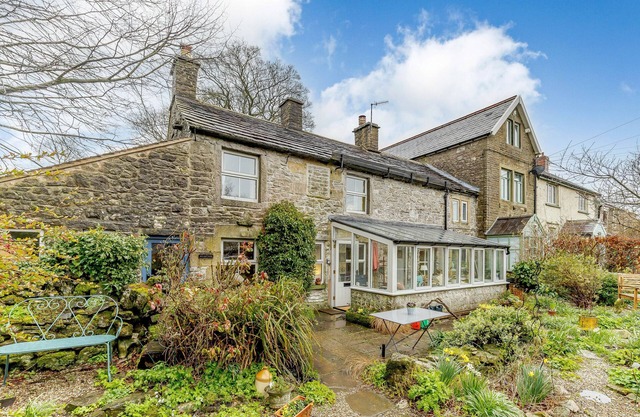 IVY COTTAGE, pet friendly, with open fire in Earl Sterndale