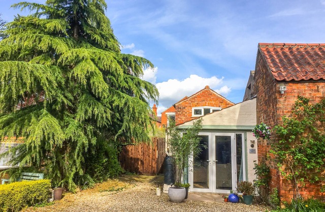 IVY HOUSE BARN, pet friendly, character holiday cottage in Heckington