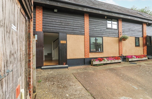 IXWORTH COTTAGE, pet friendly, with a garden in Ottery St Mary