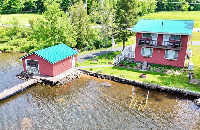 J&B Lake House: Your Chateaugay Lake Retreat
