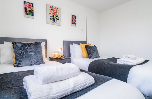 J&J Stay: Luxurious 5 -bedrooms detached house on peterborough