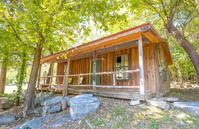 Jack's Bend~ A Guest Cottage ON Sylamore Creek