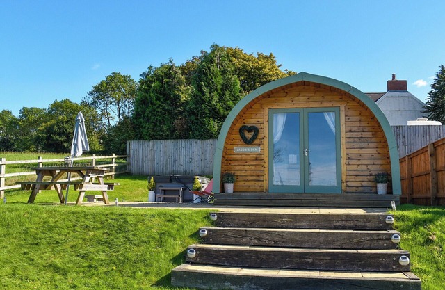 Jacob's Den - UK40976