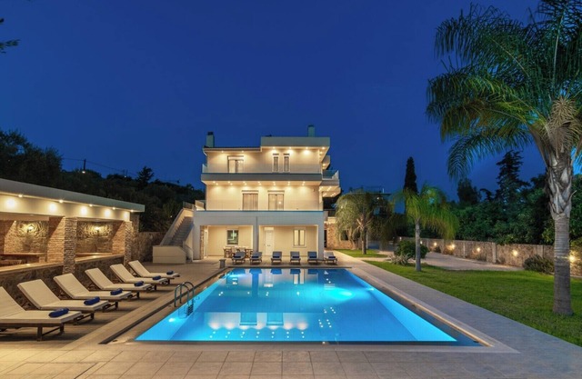Jacuzzi -BBQ-Big pool - Walk to beach & grocery store