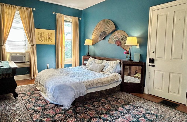 Jade Room at The Amethyst Inn B&B, jacuzzi, fireplace, antiques and Lancaster