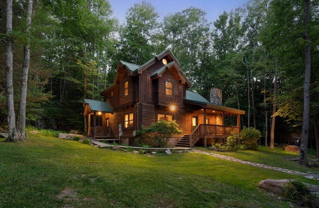 Jamesons Cabin! 8 Minutes to Wisp! Hot Tub! Fire Pit! Arcade! Pets! EV Charger!