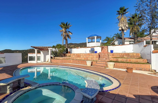 Jamul's Jewel: 10ACRES,Hilltop,Heated*Salt Pool,Spa*,City & Mtn.Views,B-Ball Court*,Grill,Horseshoes