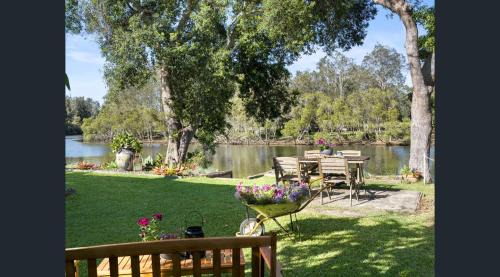 Januce - delightful river front house in Urunga