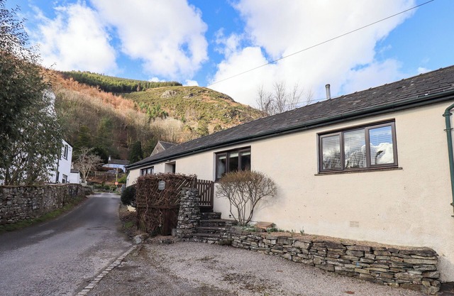 JASMINE COTTAGE, pet friendly, with a garden in Thornthwaite