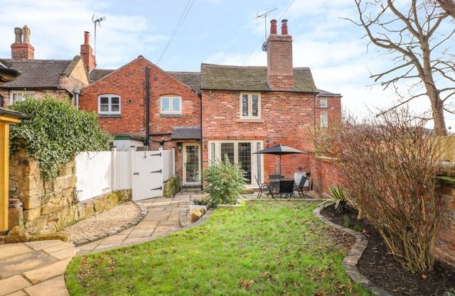 JASMINE COTTAGE, pet friendly, with open fire in Duffield