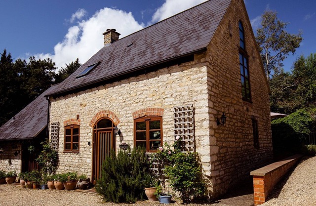 Jasmine Cottage - sleeps 6 guests in 2 bedrooms