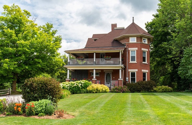 Jasper Stuart is Elegance found in the rustic beauty of Ontario's Beaver Valley