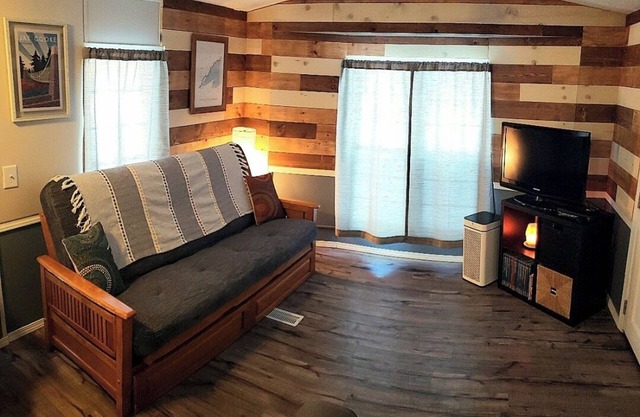 Jay Cooke Cottage: Pets welcome, Close to Jay Cooke, park like yard & fire pit