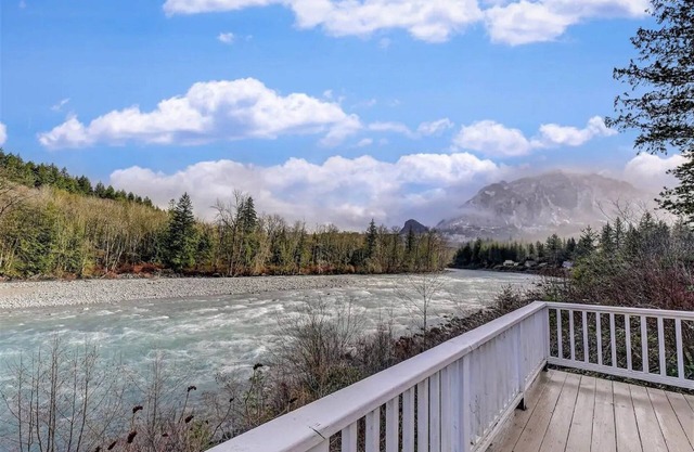 Jaybird Retreat: 2 cozy cottages, riverfront & mountain views from hot tub