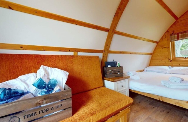 Jazz - Delightful en-suite wigwam with hot tub