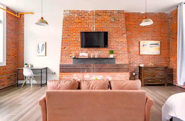 Jennifer’s Stylish Downtown Brick Foundry Escape