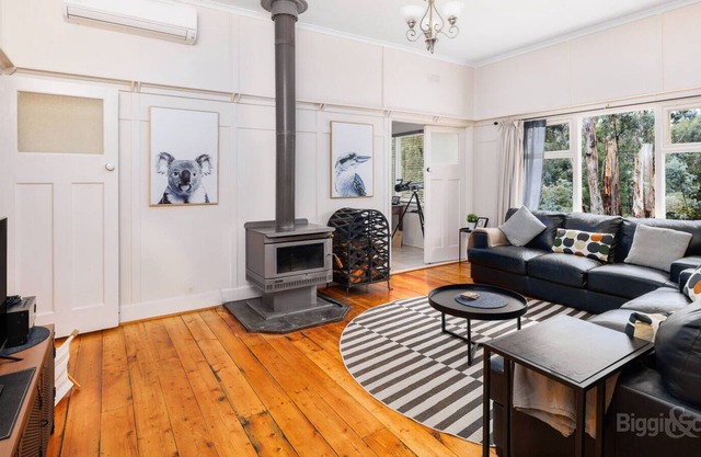Jerendine Bush Retreat with wood fire & pet friendly