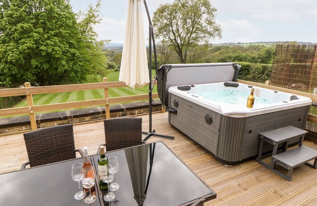 JESMOND DENE, family friendly, character holiday cottage in Unstone