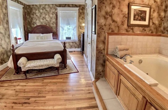 Jetted Tub for two + Balcony + Parking + Coffee