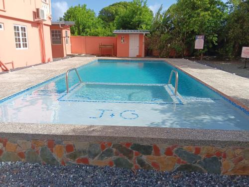 JGs Tropical Apartments