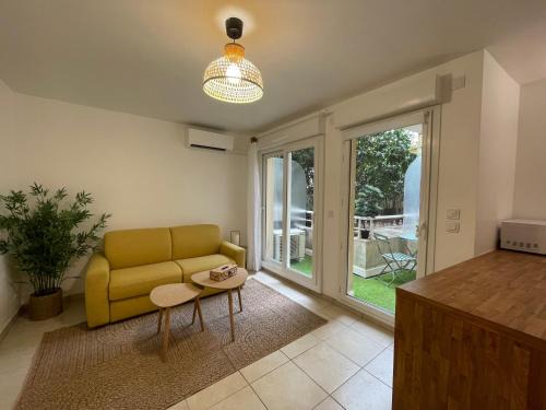 Joli studio climatisé avec terrasse au calme