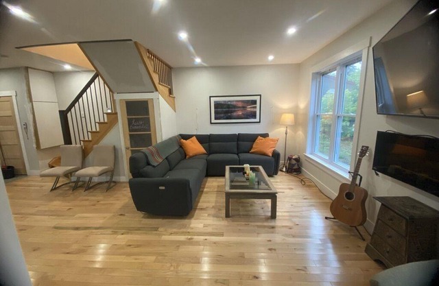 Joly Home in the heart of Chelsea village. Near all the amenities.