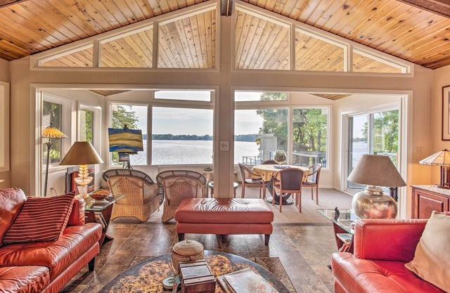 Jordan Home w/Boat House & Dock on Cedar Lake