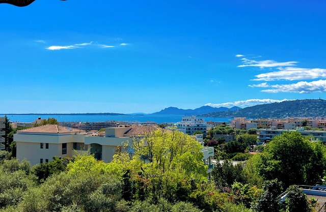 JUAN LES PINS – 4 people – Pool – Garage