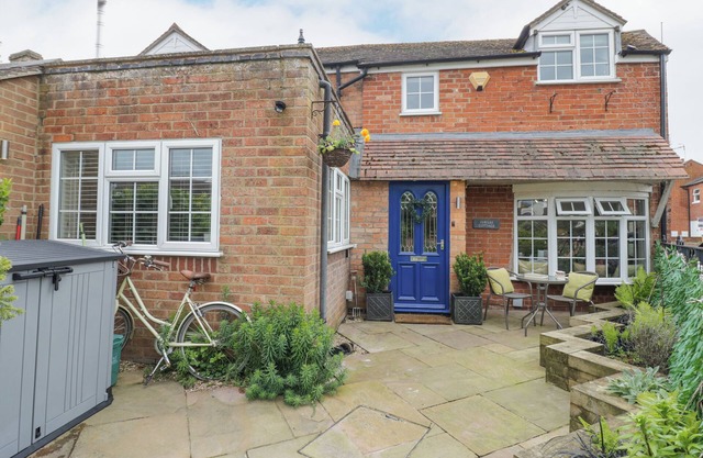 JUBILEE COTTAGE, pet friendly, with a garden in Tiddington