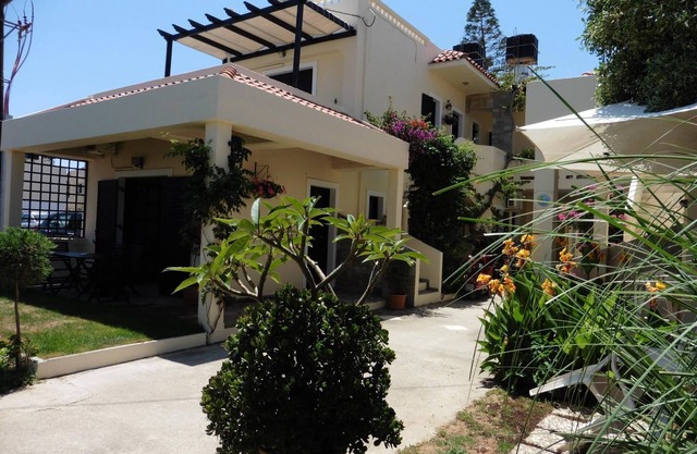 Julie's studio,2 minutes walk to beach, near Heraklion,Knossos and famous sites!
