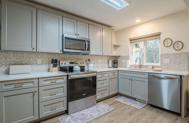 Juliet Getaway: Stylish Family Retreat Near Downtown